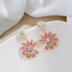Pink Daisy earring, brand new